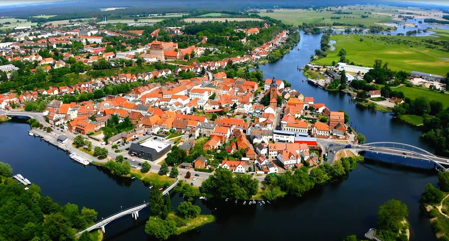 Blick aus der Vogelperspektive auf die historische Altstadtinsel von Havelberg, die von der Havel und der Auenlandschaft umgeben ist und nur über drei Brücken erreicht werden kann