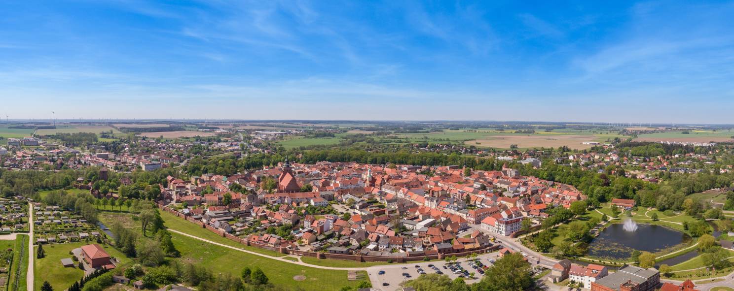 die historische Altstadt von Wittstock/Dosse mit Stadtmauern, Kirche und Bischofsburg im Sommer aus der Vogelperspektive