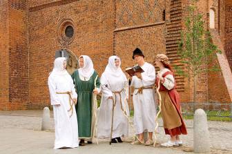 Vorschaubild Pilger in historischer Kleidung vor der Wunderblutkirche in Bad Wilsnack lesen im Pilgerführer