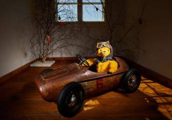 Vorschaubild Teddy, Rennfahrerkappe, kleines Holzauto, Rennwagen,Kunstbäumchen, Paprika