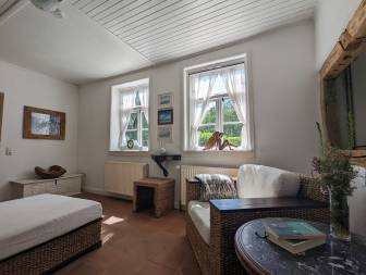 Vorschaubild Einzelzimmer zur Übernachtung im Ferienhaus Alte Linde Bäckern (Prignitz, Brandenburg) mit Korbmöbeln (Bett und Sessel) sowie Truhe und Kleiderablage