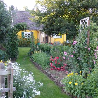 Vorschaubild Naturnaher Garten der Familie Gwozdz mit Ringelblume, Schafgarbe, Rose und farbenprächtigen Blumen