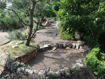Vorschaubild Asiatisch angelegter Steingarten mit geharkten Kieswegen