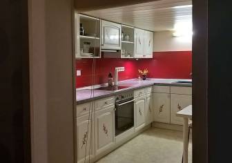 Vorschaubild Küche mit Holzfronten in weiß, PVC Boden, Hängeschränke