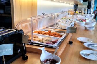 Vorschaubild veganes Frühstücksbuffet im ahead burghotel Lenzen mit veganen Wurst- und Käsespezialitäten, Karotten Lax sowie weiteres Gemüse und Dips 