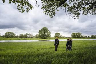 Vorschaubild Natur- und Landschaftsführer Robert Sommerfeld ist unterwegs im Biosphärenreservat Flusslandschaft Elbe-Brandenburg mit einer Mutter mit ihrem jugendlichen Sohn bei bewölktem Wetter  in einer kniehohen Wiese