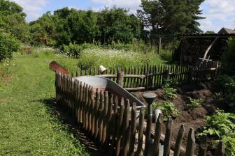 Vorschaubild Zum Tag der Offenen Gärten öffnet der Garten von Maik Misch mit Gemüsebeet in einem Holzzaun vor einer bunten Blühwiese