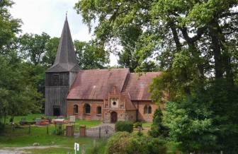 Vorschaubild evangelische Dorfkirche in Mödlich hinter dem Elbdeich mit Friedhof ist ein flachgedeckter Saalbau aus Backstein mit einem Turm aus Holz an der Westwand