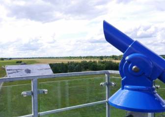 Vorschaubild Blick vom Grenzturm mit gläsernem Geländer, Informationstafeln und blauem Aussichtsfernrohr nahe Lenzen in die weite der Prignitzer Landschaft