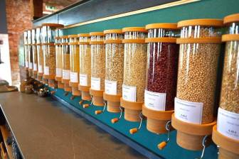 Vorschaubild Unverpackte Lebensmittel wie Kindeybohnen, Kichererbsen oder Haferflocken zum selbst abfüllen in der Regionalmarkthalle Wittenberge