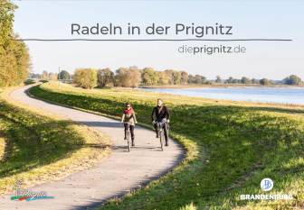 Vorschaubild Broschüre Radeln in der Prignitz mit zwei Radfahrern, die auf dem Elbdeich mit Blick auf der Elbe in der Herbstsonne auf dem Elberadweg fahren