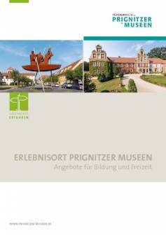Vorschaubild Cover der Broschüre "Erlebnisort Prignitzer Museen" mit Angeboten für Bildung und Freizeit, auf dessen Cover das Modemuseum Schloss Meyenburg und die historische Innenstadt von Wusterhausen/Dosse abgebildet sind
