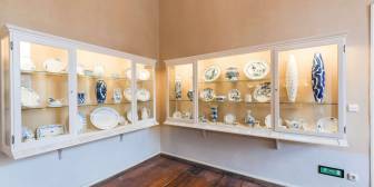 Vorschaubild Im Schlossmuseum Wolfshagen in der Prignitz (Brandenburg) gibt es die größte Sammlung unterglasurbemalter blauer Porzellan in einer Vitrine hinter Glas, Schloss, Museum