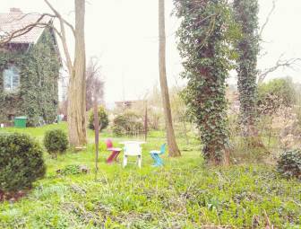 Vorschaubild Zum Tag der Offenen Gärten öffnet das Atelier im Grünen von Jost Löber und Katja Martin mit Sitzgelegenheiten zwischen Bäumen auf einer bunten Wiese