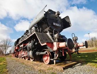 Vorschaubild historische Dampflokomotive auf den Schienen