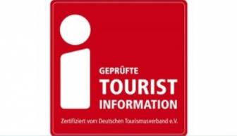 Vorschaubild rotes Schild über die Klassifizierung als geprüfte Tourist Information zertifiziert vom Deutschen Tourismusverband e.V.