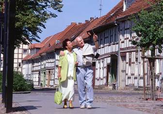 Vorschaubild Ein älteres Paar durchquert die Straßen des Kur- und Wallfahrtsortes Bad Wilsnack mit seinen typischen Fachwerkhäusern im Sommern